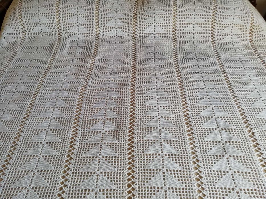 Colcha em CROCHÊ feita a mão (Cama de casal)
