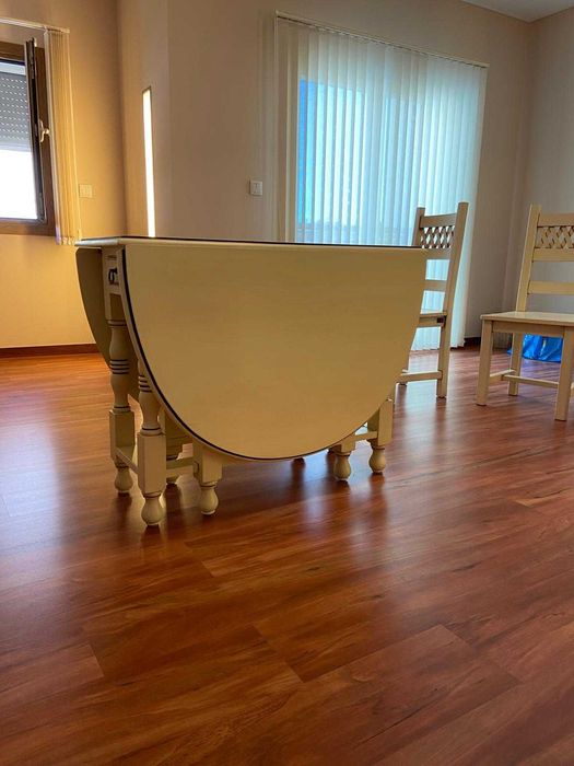 Mesa de jantar e cadeiras