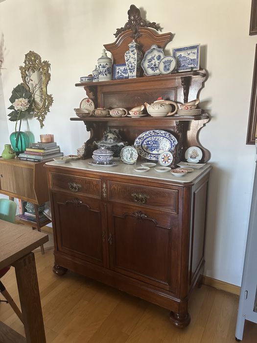 Móvel com alçado em madeira e mármore.