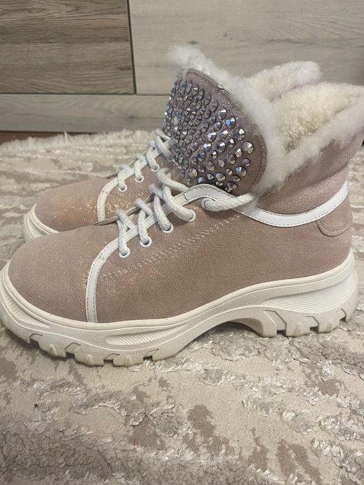 Взуття зима дуже зручні стан нових розмір 36 не промокають теплі