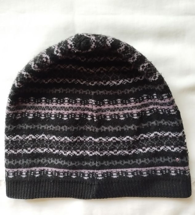 Полушерстяные шапочки: со стразами и без.