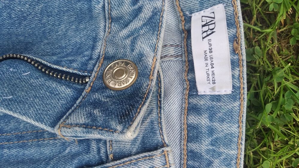 Jasne niebieskie jeansy z rozdarciami Zara S 36