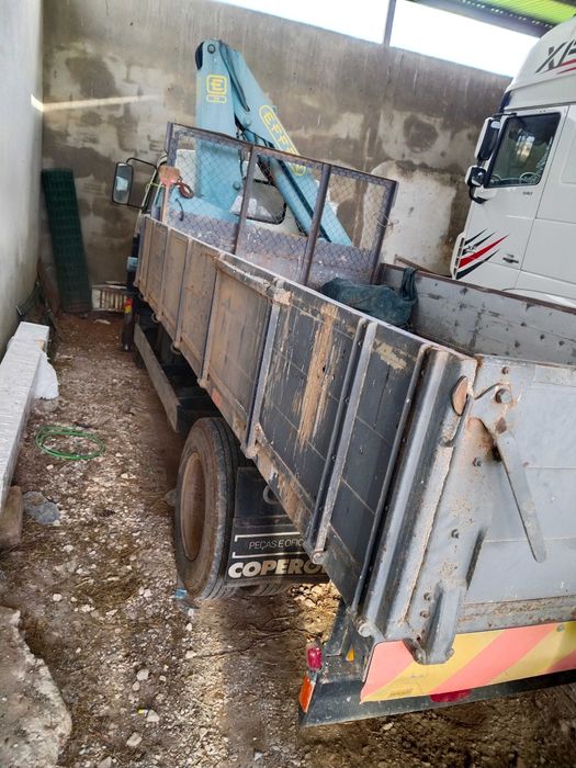 Carrinha basculante com grua
