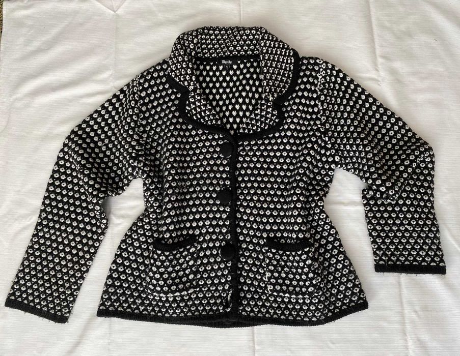 Sweter -żakiet damski zapinany na guziki ciekawy wzór biało-czarny