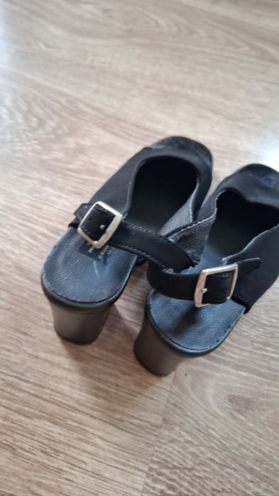 Sandaly na obcasie 36