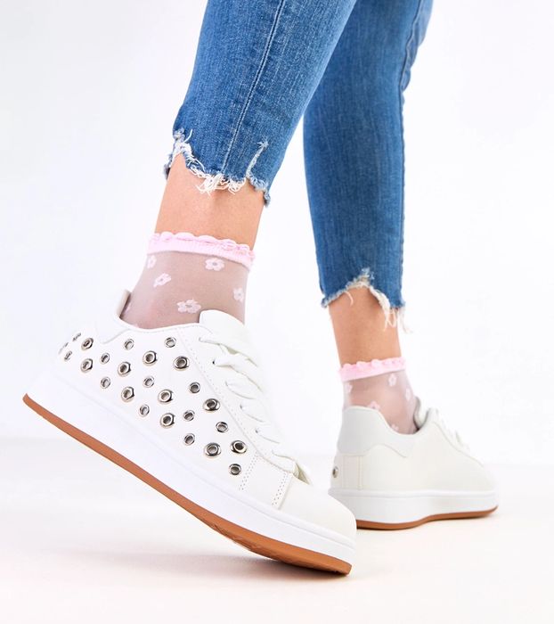 Białe sneakersy na platformie z nitami Adelis