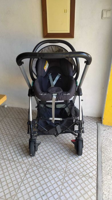 Carrinho de bebé completo, cadeira refeições e outros artigos de bebé.