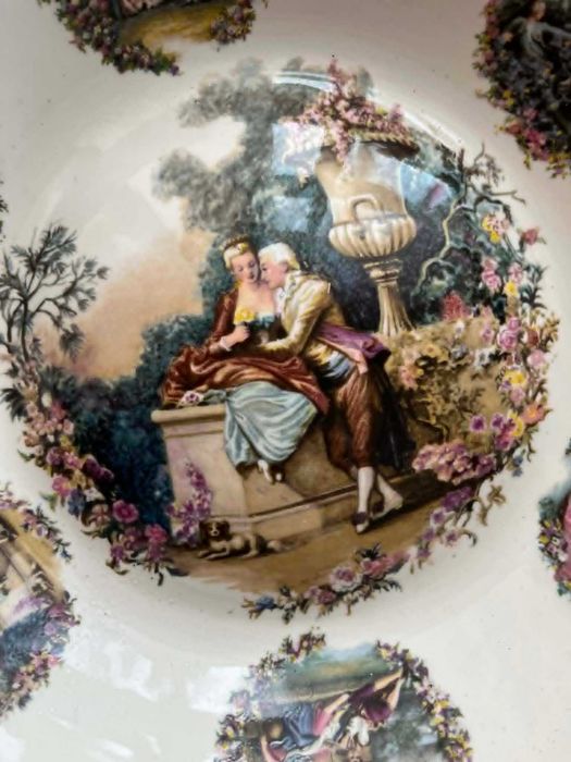 Ceramiczna misa para zakochanych w ogrodzie scenki rodzajowe