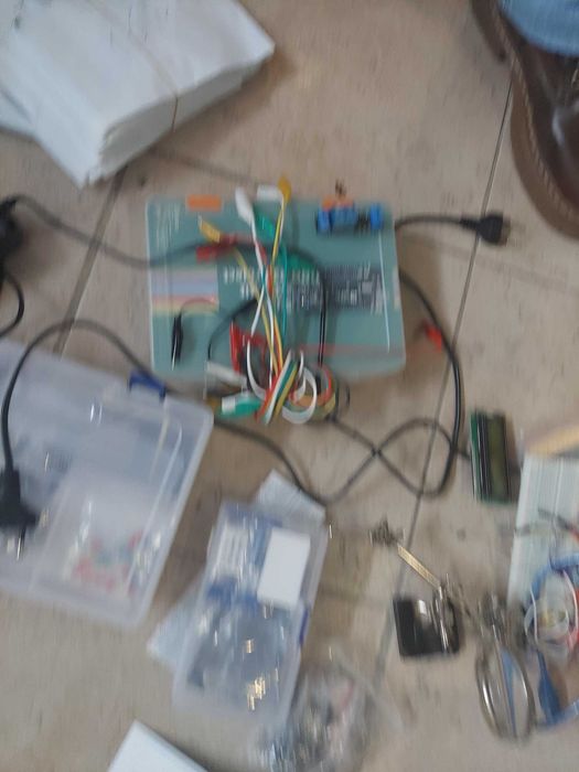 Arduino uno e todo o tipo de material e componentes eletrónicos.
