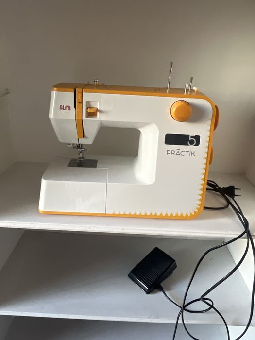 Máquina de costura Alfa