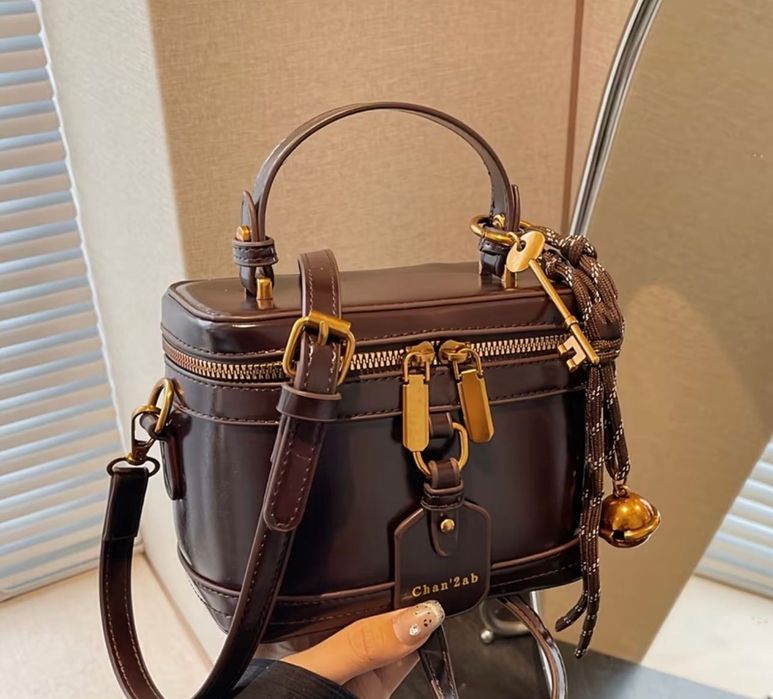 Жіноча сумка кросбоді тренд 2026 через плече стильна компактна