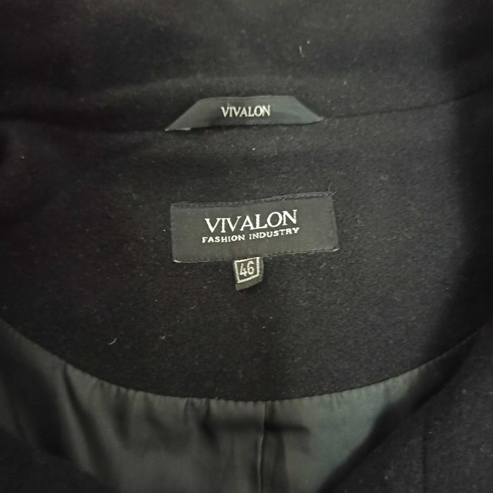 Чорне пальто з поясом Vivalon