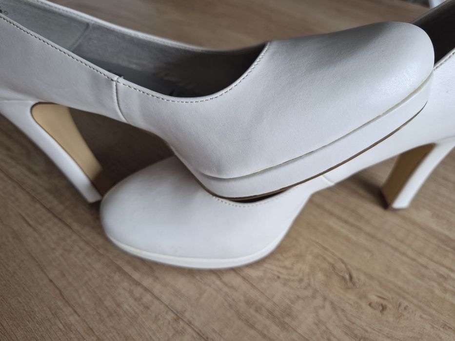 Sapatos brancos n.39 Tamaris