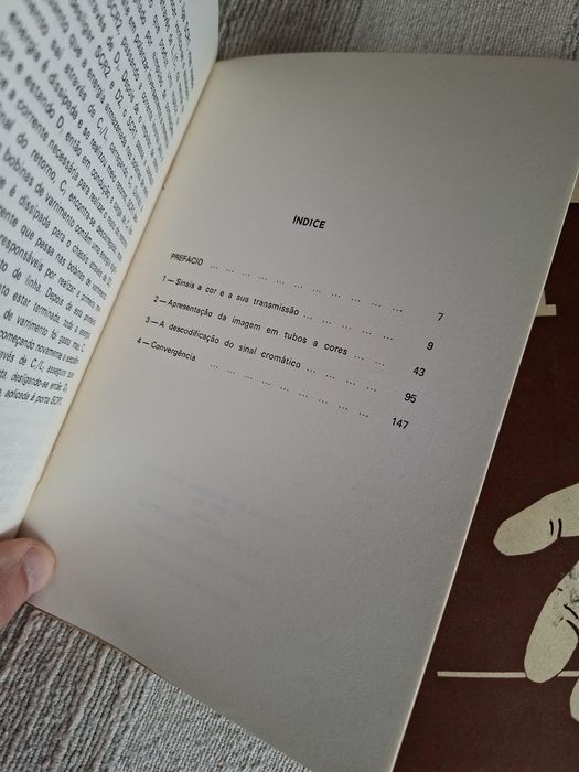 Dois livros técnicos sobre tvs antigas