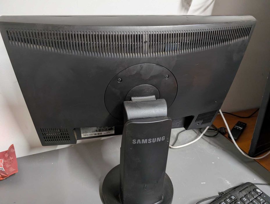 Monitor Samsung SyncMaster 2243BW – 22 cale, sprawny