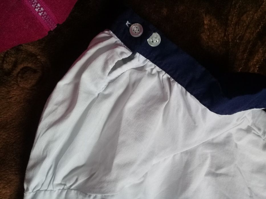 Biała koszula z granatowymi dodatkami