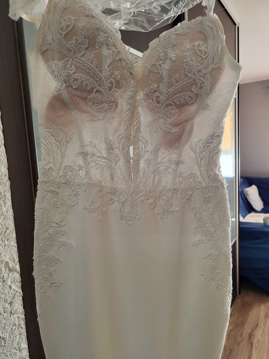 Suknia ślubna przylegająca