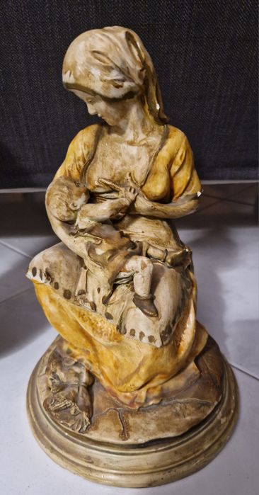 Várias estatuetas antigas