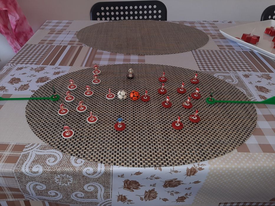 Caixa com mini futebol