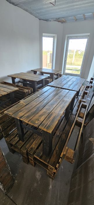 Вуличні садові меблі з піддонів. Меблі з вторинних матеріалів. Лофт.