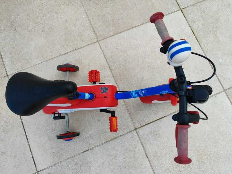 Bicicleta infantil à espera de novo dono, com ou sem rodinhas