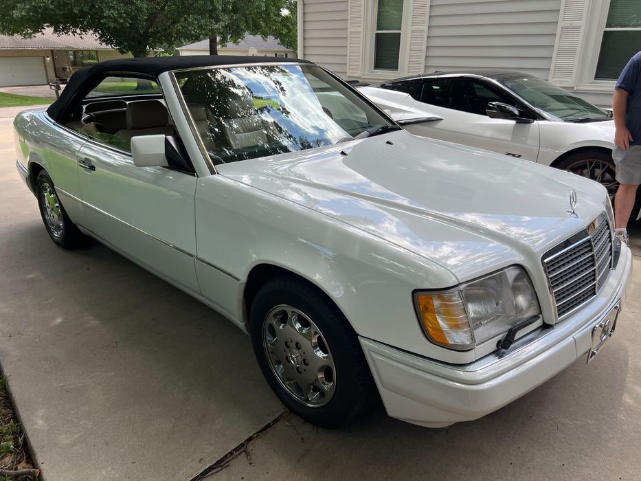 Kolekcjonerski Mercedes e320 cabrio