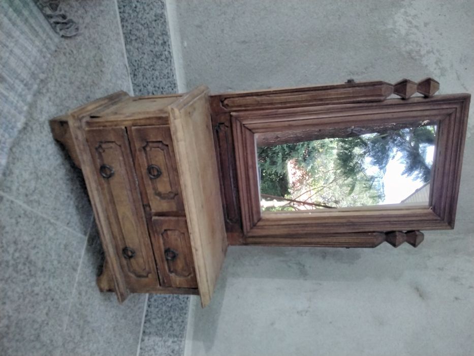 Stara, drewniana toaletka