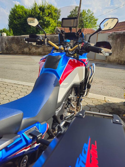 Vendo Honda Africa Twin Adventure Sports de 2019, com apenas 17.800 km, em excelente estado geral, muito estimada e pronta para qualquer aventura.