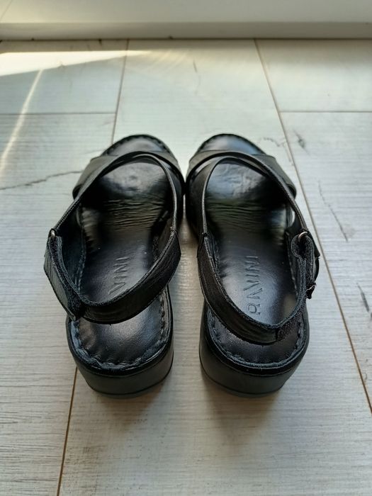 Skórzane sandały na koturnie czarne rozmiar 38