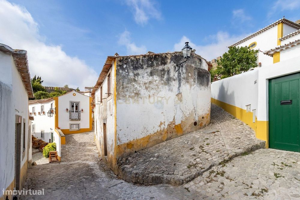 Moradia em ruína, dentro das muralhas em Óbidos