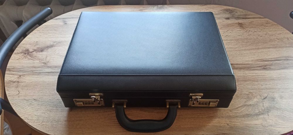 Sprzedam aktówkę skórzaną.