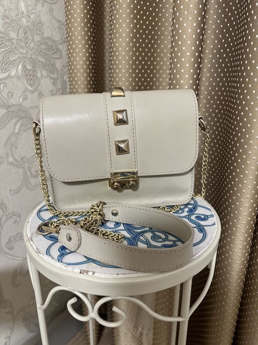 Шкіряна сумочка на металевому ланцюжку