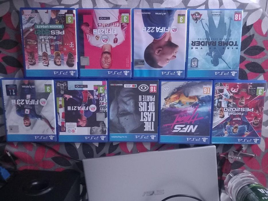 Playstation 4 c/suporte vertical, jogos e comandos.