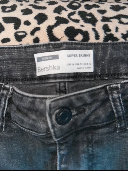 calças rasgadas com tinta