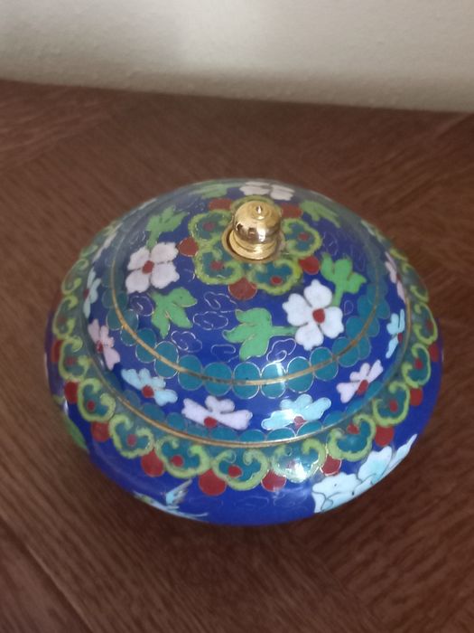 Eleganckie puzderko (bomboniera) - emalia komórkowa- cloisonne