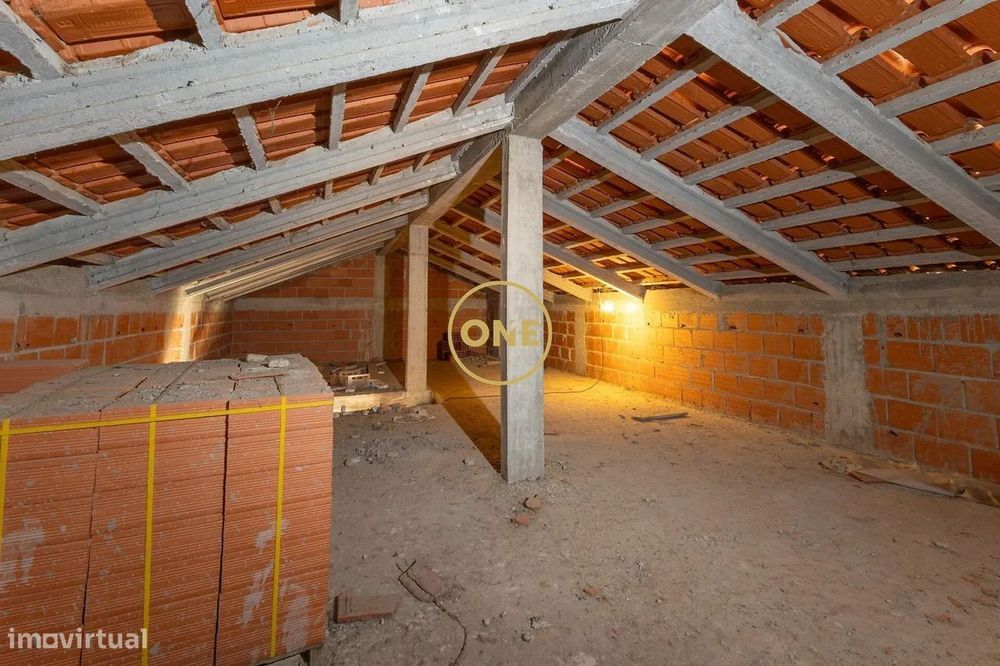 Moradia com Projeto Aprovado e Licença a Pagamento