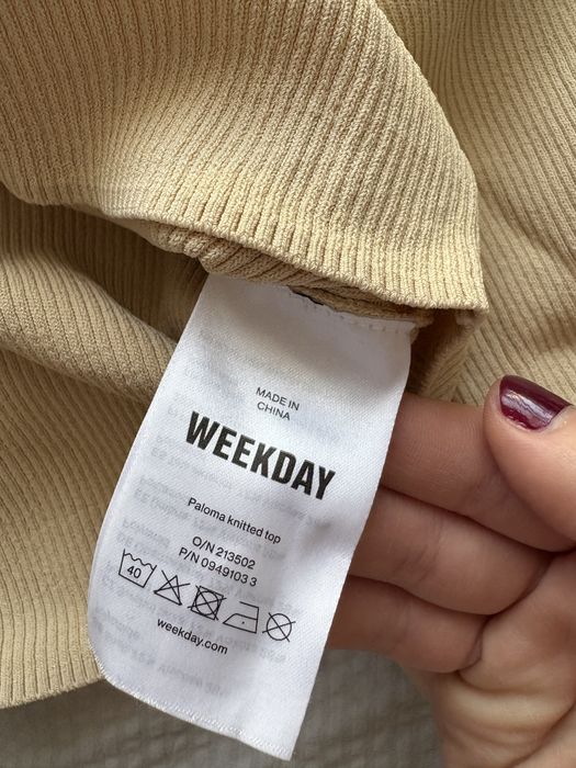 Krótsza bluzka weekday