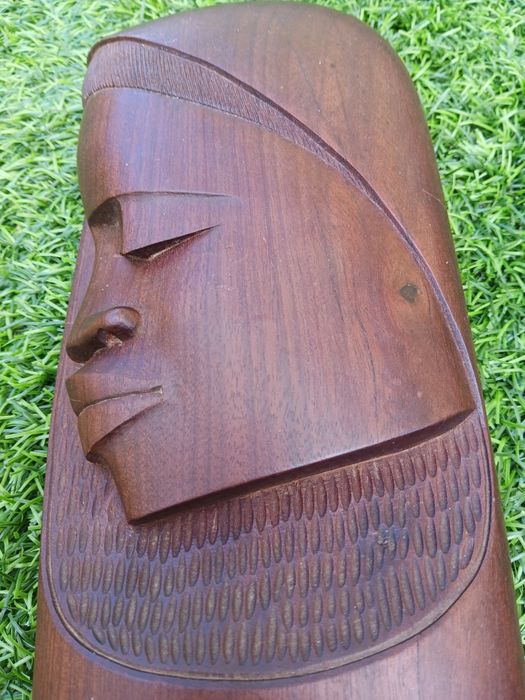 Escultura Africana em madeira maciça