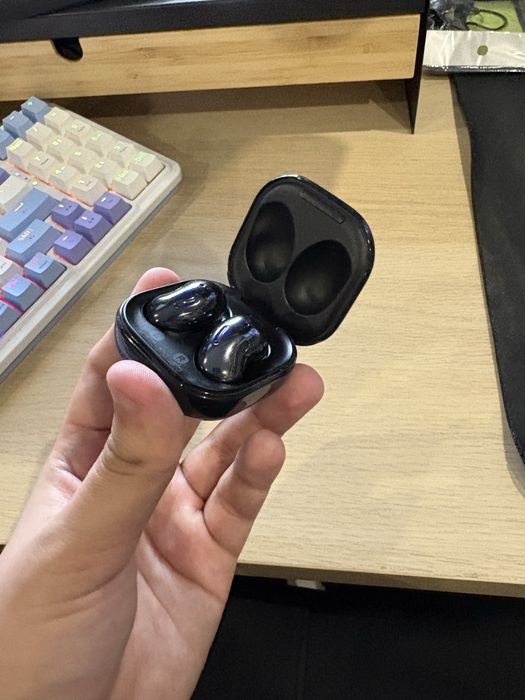 Samsung Galaxy Buds Live bezprzewodowe sluchawki Bluetooth stan dobry