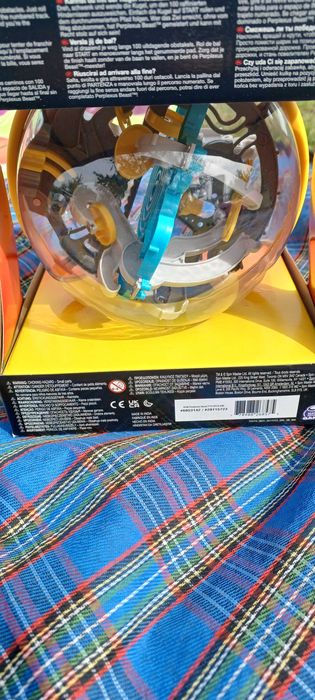 Zręcznościowa gra perplexus w kolorze żółtym.