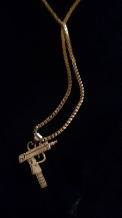 Łańcuszek złoty z zawieszką Uzi. Extra.