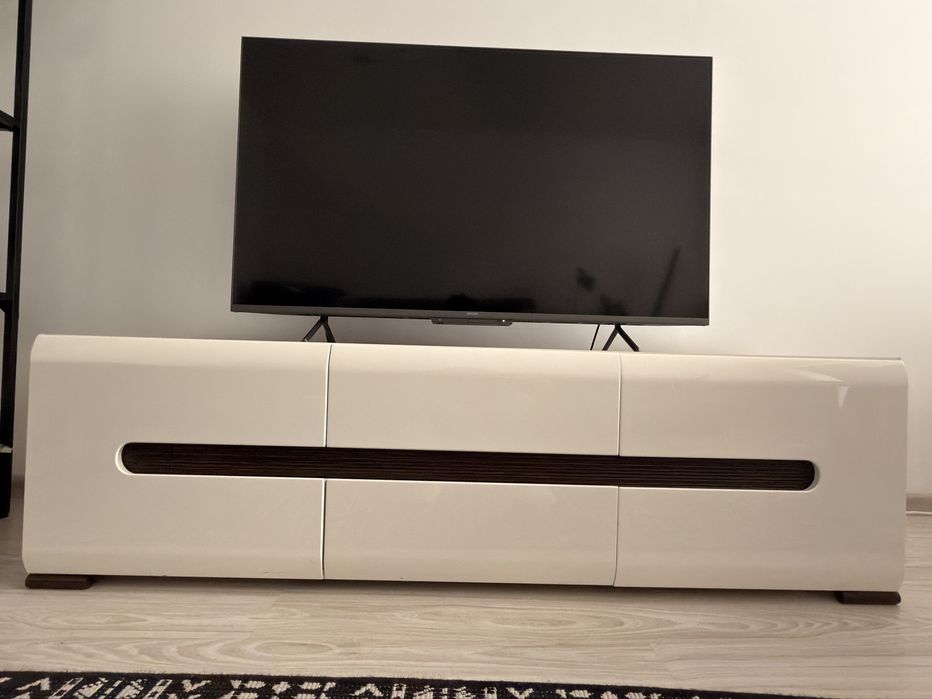Mlecznobiała z ciennym drewnem szafka pod tv rtv