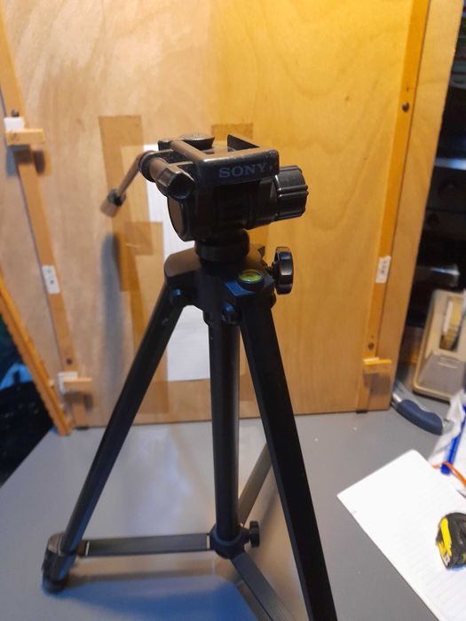 Tripé  SONY com nivelador  usado como novo para câmaras de fotografar.