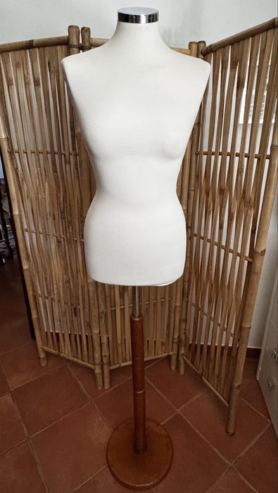 Busto feminino com base de madeira
