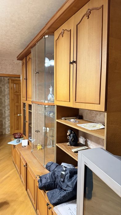 Меблі шкаи, софа, телевізор