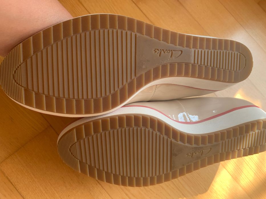 Buty na koturnie lakierki