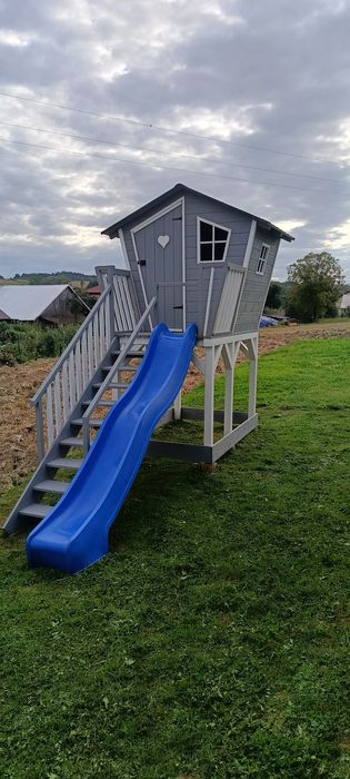 Drewniane domki dla dzieci.