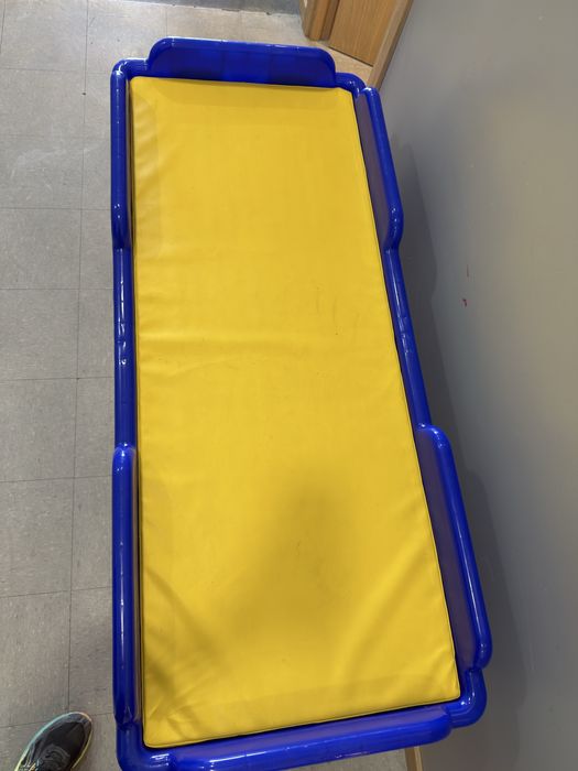 Cama infantil empilhável de plástico rígido para creche/infantário, com colchão individual