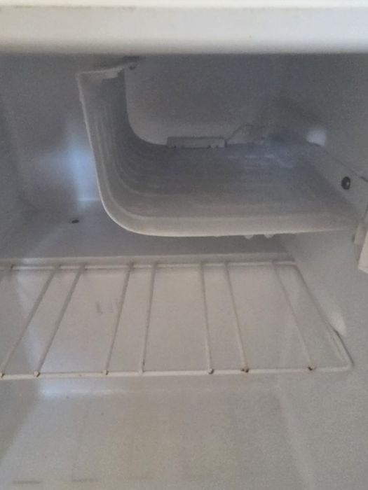 Vendo mini  frigobar semi novo como vê nas fotos funcionando perfeitamente.valor 60,00 euros pra retirar no local. Não venha com  código de MB Way