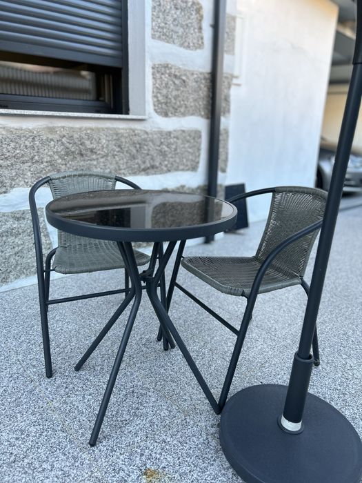 Guarda sol com mesa e cadeira